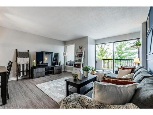 608-260 Sheldon Avenue N, Kitchener, ON - Indoor Photo Showing Living Room