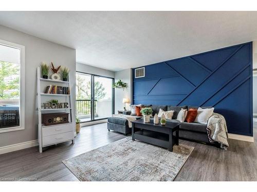 608-260 Sheldon Avenue N, Kitchener, ON - Indoor Photo Showing Living Room