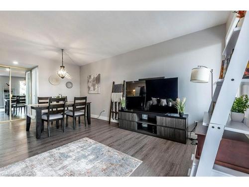 608-260 Sheldon Avenue N, Kitchener, ON - Indoor Photo Showing Living Room