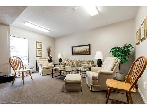 608-260 Sheldon Avenue N, Kitchener, ON - Indoor Photo Showing Living Room