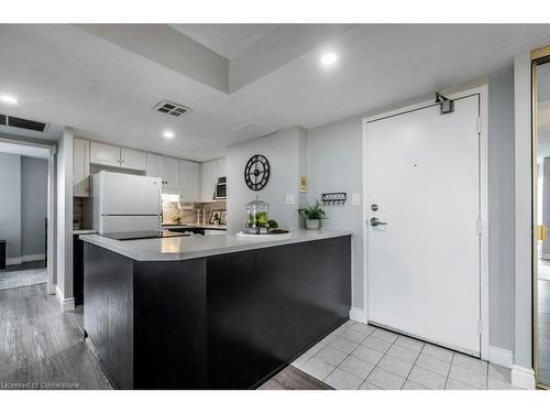 608-260 Sheldon Avenue N, Kitchener, ON - Indoor Photo Showing Kitchen