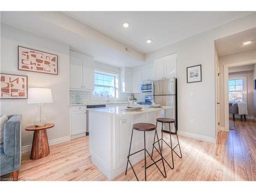 B301-112 Union Street E, Waterloo, ON - Indoor Photo Showing Kitchen