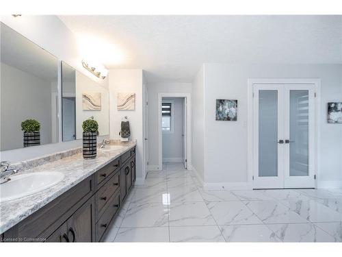 920 River Ridge Court, Kitchener, ON - Indoor Photo Showing Bathroom