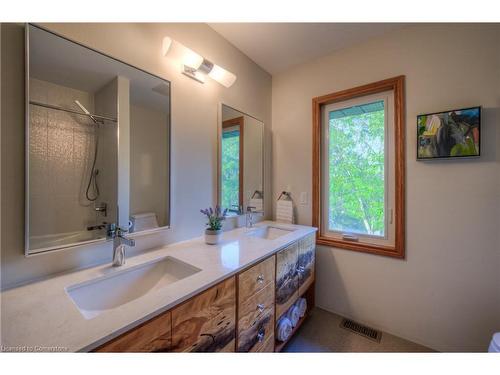 1031 West River Road, Cambridge, ON - Indoor Photo Showing Bathroom