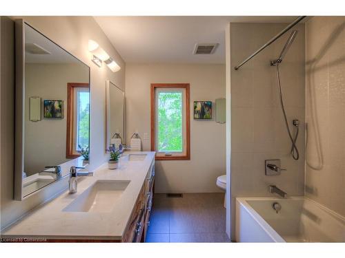 1031 West River Road, Cambridge, ON - Indoor Photo Showing Bathroom