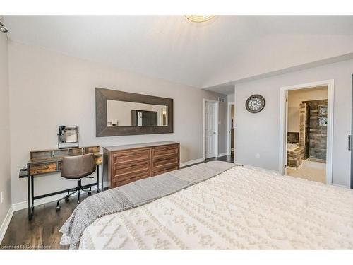 674 Mortimer Drive, Cambridge, ON - Indoor Photo Showing Bedroom