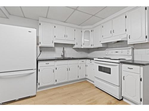 93 Lowrey Avenue S, Cambridge, ON - Indoor Photo Showing Kitchen