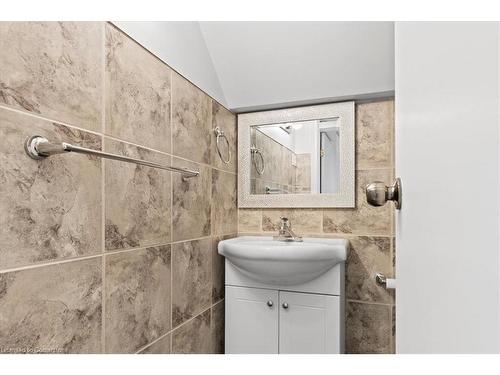 93 Lowrey Avenue S, Cambridge, ON - Indoor Photo Showing Bathroom