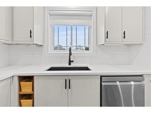 93 Lowrey Avenue S, Cambridge, ON - Indoor Photo Showing Kitchen With Upgraded Kitchen