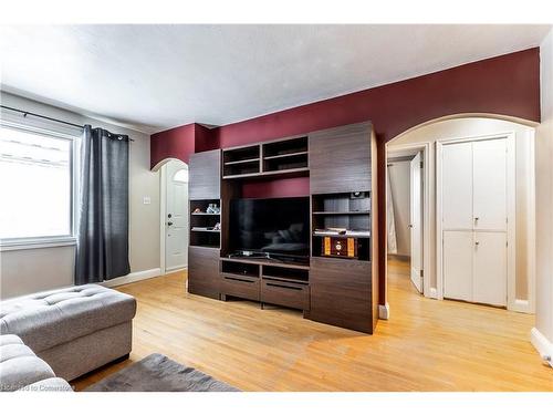 111 Spruce Street, Cambridge, ON - Indoor Photo Showing Living Room