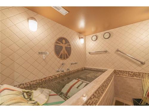 11 Belmont Avenue W, Kitchener, ON - Indoor Photo Showing Bathroom