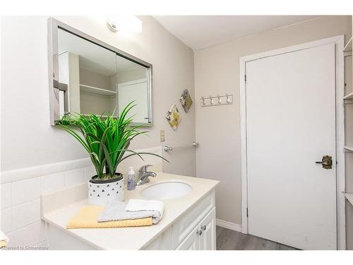 464 Hazel Street, Waterloo, ON - Indoor Photo Showing Bathroom