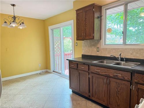 528 Havelock Drive, Waterloo, ON - Indoor Photo Showing Kitchen With Double Sink