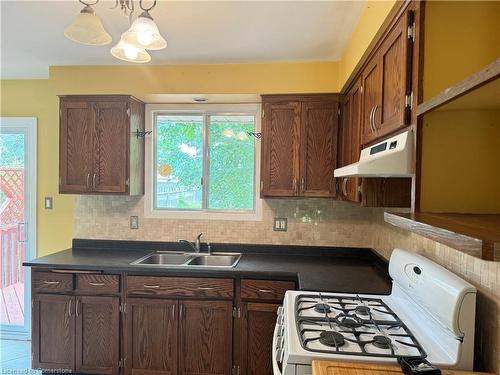 528 Havelock Drive, Waterloo, ON - Indoor Photo Showing Kitchen With Double Sink