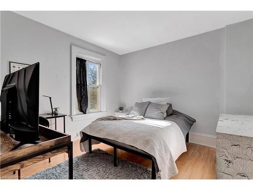 120 Grand Avenue S, Cambridge, ON - Indoor Photo Showing Bedroom