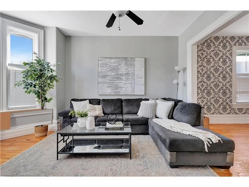 120 Grand Avenue S, Cambridge, ON - Indoor Photo Showing Living Room