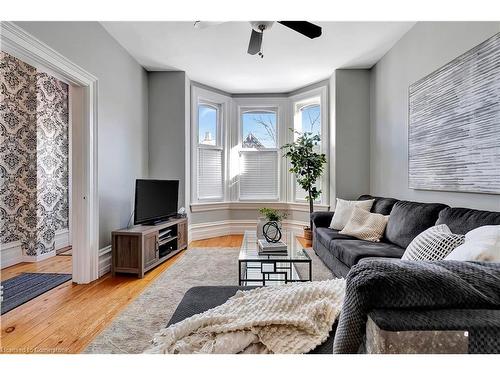 120 Grand Avenue S, Cambridge, ON - Indoor Photo Showing Living Room