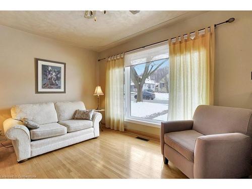 123 Tait Street, Cambridge, ON - Indoor Photo Showing Living Room