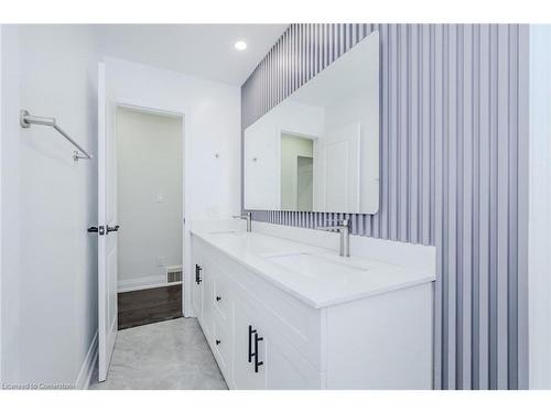 205 Harvard Road, Waterloo, ON - Indoor Photo Showing Bathroom