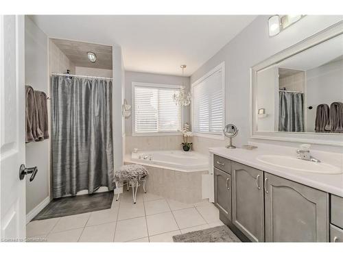 84 Mcfarlane Drive, Cambridge, ON - Indoor Photo Showing Bathroom