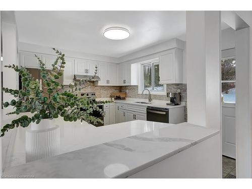 11 Glen Park Crescent, Kitchener, ON - Indoor Photo Showing Kitchen