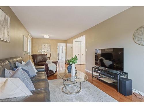 329 Otterbein Road, Kitchener, ON - Indoor Photo Showing Living Room