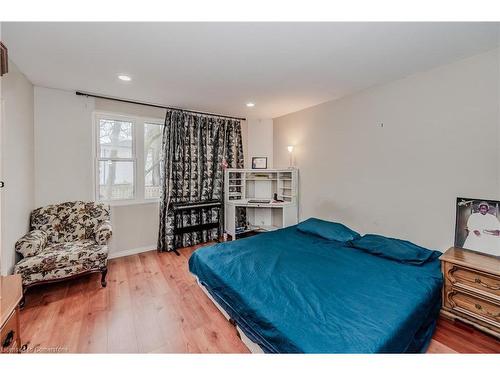 15 Todd Street, Cambridge, ON - Indoor Photo Showing Bedroom