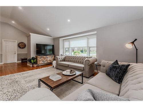 8 Croyden Place, Waterloo, ON - Indoor Photo Showing Living Room