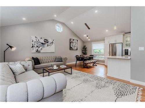 8 Croyden Place, Waterloo, ON - Indoor Photo Showing Living Room