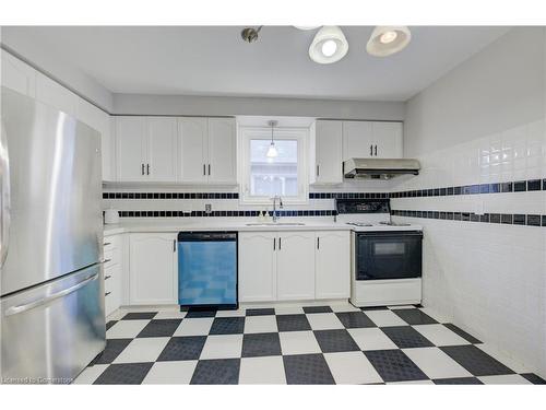 62 Robson Crescent, Hamilton, ON - Indoor Photo Showing Kitchen