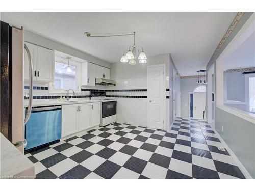 62 Robson Crescent, Hamilton, ON - Indoor Photo Showing Kitchen