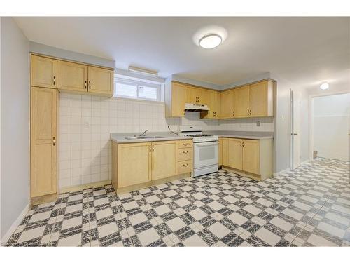 62 Robson Crescent, Hamilton, ON - Indoor Photo Showing Kitchen