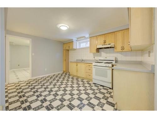 62 Robson Crescent, Hamilton, ON - Indoor Photo Showing Kitchen