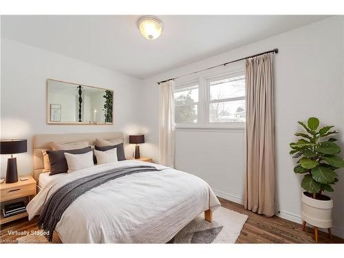 10 Stephen Street, Cambridge, ON - Indoor Photo Showing Bedroom