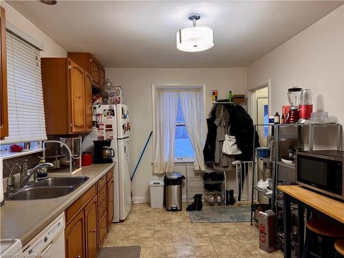 118 Dover Street, Waterloo, ON - Indoor Photo Showing Kitchen With Double Sink