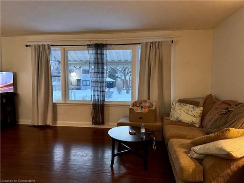 118 Dover Street, Waterloo, ON - Indoor Photo Showing Living Room