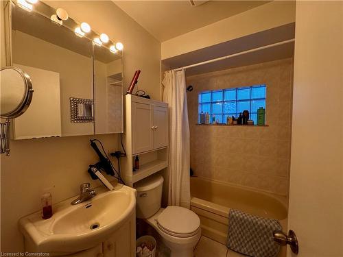 118 Dover Street, Waterloo, ON - Indoor Photo Showing Bathroom