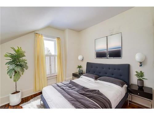 179 Queen Street E, Cambridge, ON - Indoor Photo Showing Bedroom