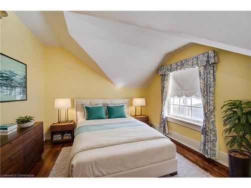 179 Queen Street E, Cambridge, ON - Indoor Photo Showing Bedroom