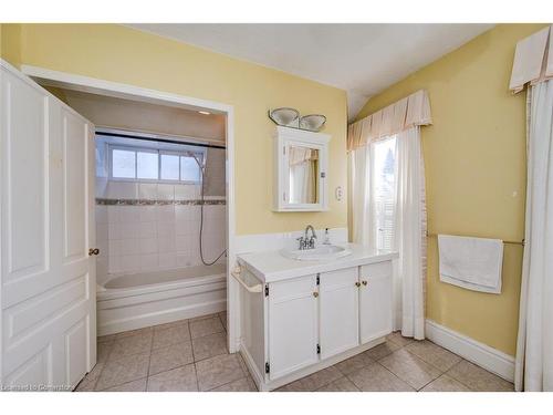 179 Queen Street E, Cambridge, ON - Indoor Photo Showing Bathroom