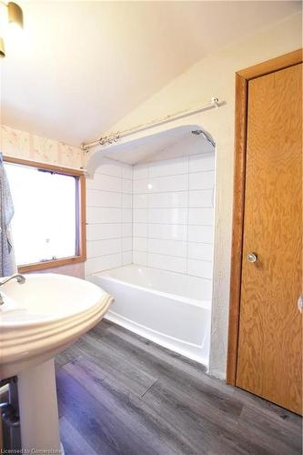 238 Lowther Street N, Cambridge, ON - Indoor Photo Showing Bathroom