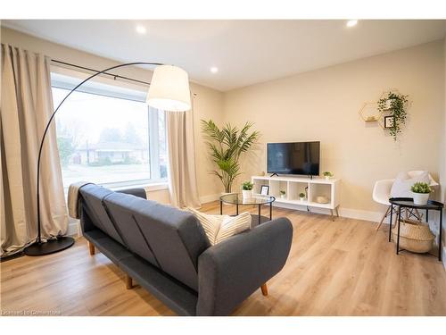 139 Byron Avenue, Kitchener, ON - Indoor Photo Showing Living Room