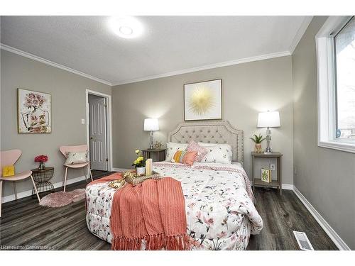 830 Railton Avenue, London, ON - Indoor Photo Showing Bedroom