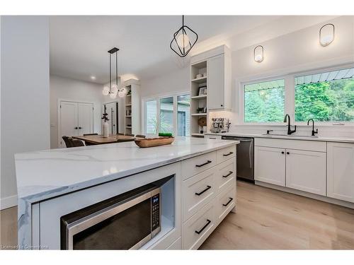 195 Riverbank Drive, Cambridge, ON - Indoor Photo Showing Kitchen With Upgraded Kitchen