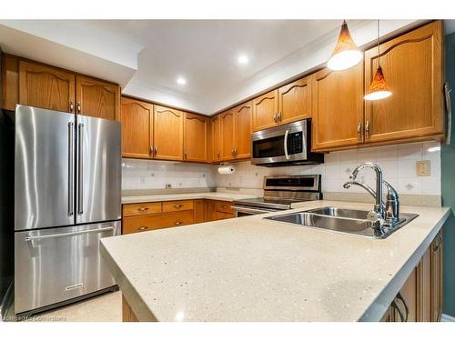 7-95 Beasley Crescent, Cambridge, ON - Indoor Photo Showing Kitchen With Double Sink