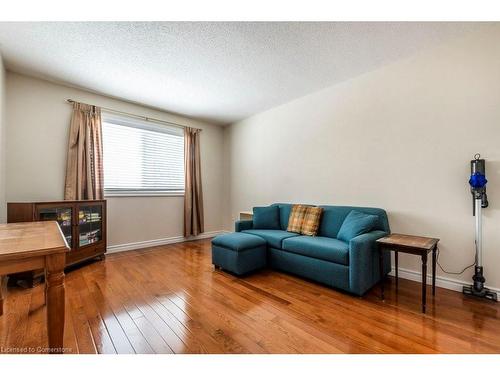 7-95 Beasley Crescent, Cambridge, ON - Indoor Photo Showing Living Room