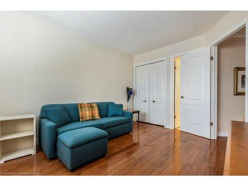 7-95 Beasley Crescent, Cambridge, ON - Indoor Photo Showing Living Room