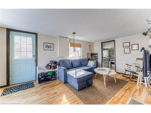 81 South Drive, Kitchener, ON - Indoor Photo Showing Living Room