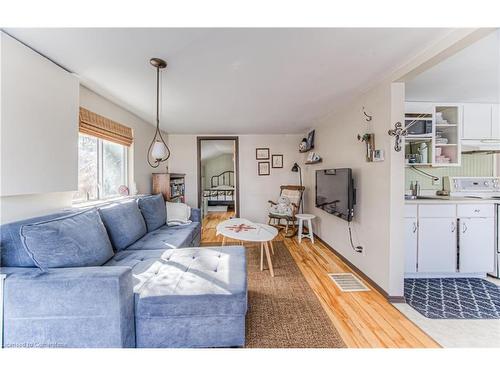 81 South Drive, Kitchener, ON - Indoor Photo Showing Living Room