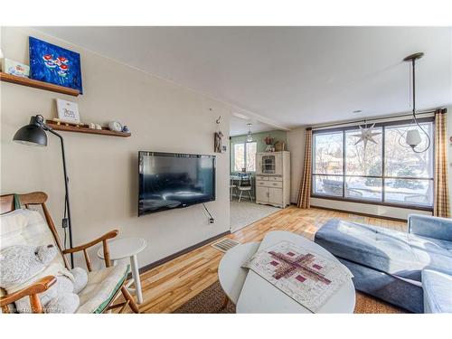 81 South Drive, Kitchener, ON - Indoor Photo Showing Living Room